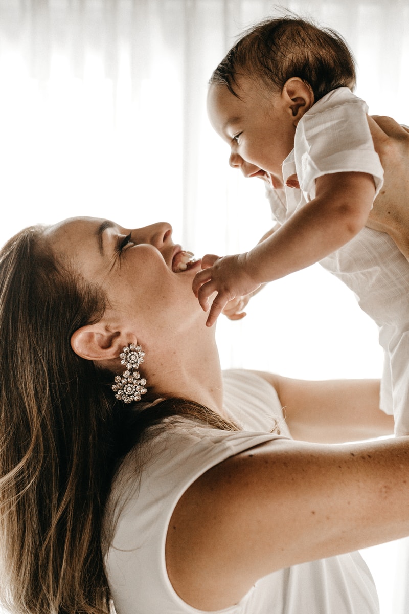 Frau hält Baby hoch