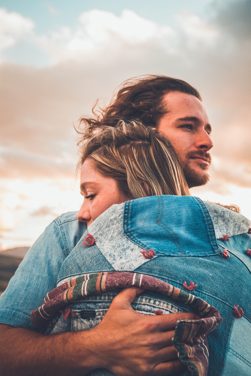 Fotografía de enfoque selectivo de pareja abrazándose.