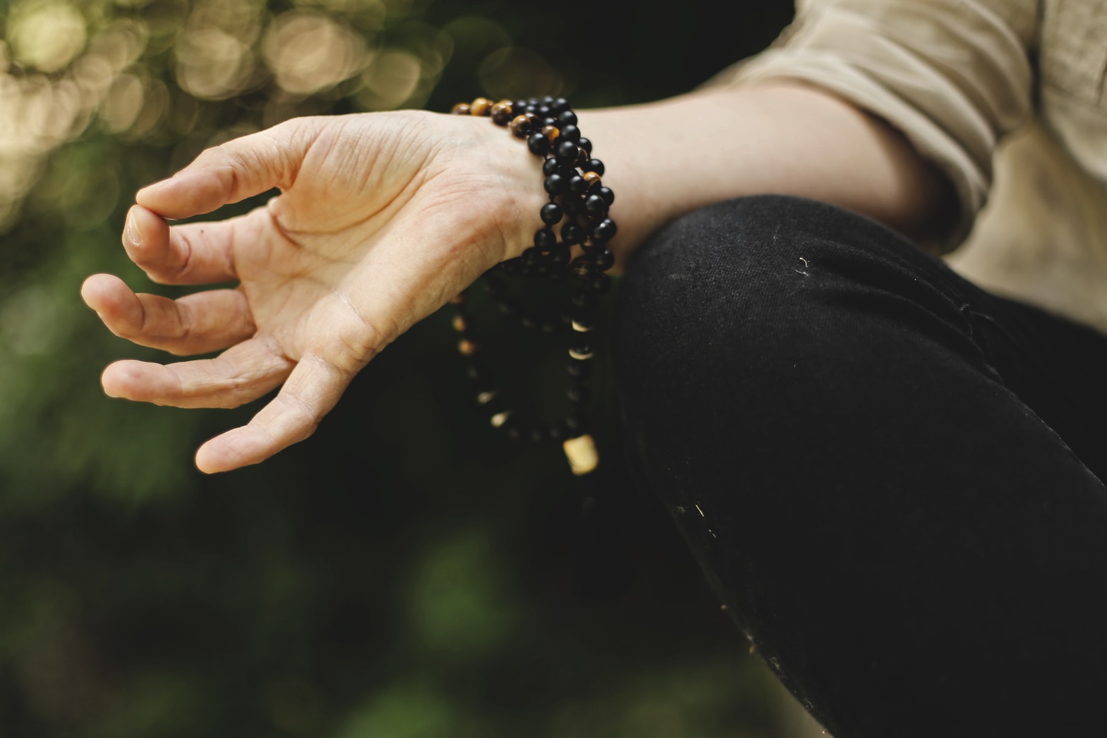 persona che fa meditazione all'aperto