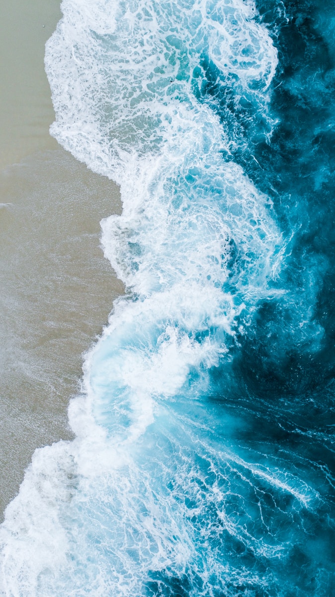 cuerpo de agua en la orilla de la playa