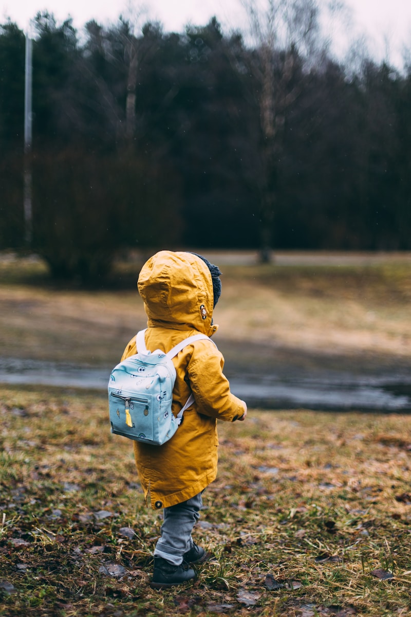 Foto von Daiga Ellaby shallow focus photo of toddler walking near river