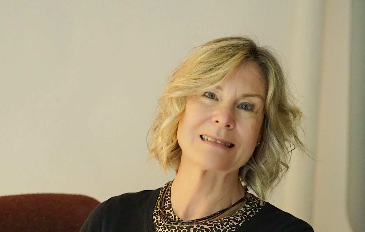 白天，男人和女人坐在吊桥上